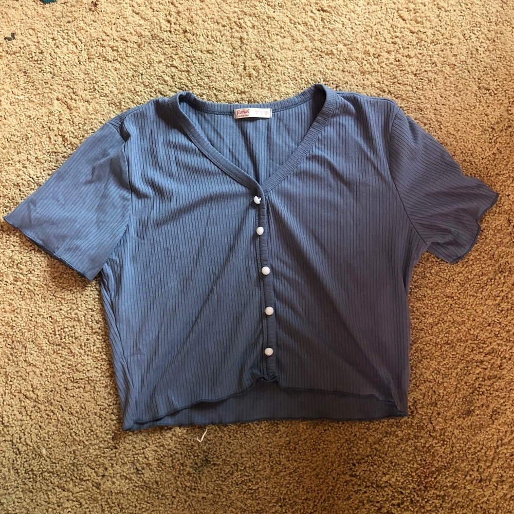 blue cropped tee